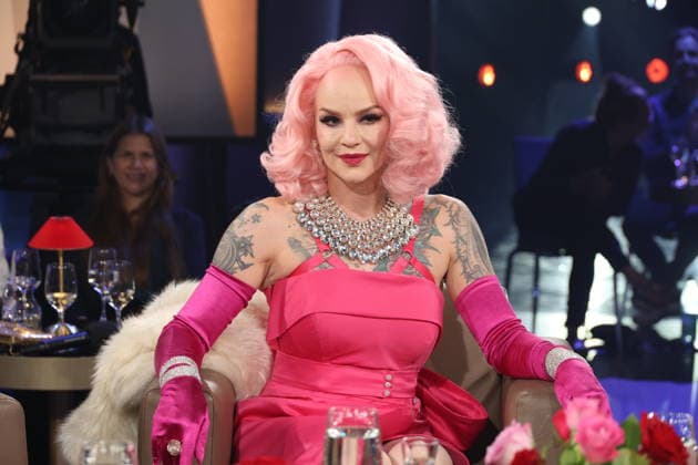 Belle la Donna, Sängerin und Burlesque-Tänzerin, zu Gast in der NDR Talk Show am 21.8.2026 im 3. Programm des NDR Fernsehen, Fototermin vor der Aufzeichnung am 1.7.2026 im Fernsehstudio Hamburg Lokstedt *** Belle la Donna, singer and burlesque dancer, will be a guest on the NDR Talk Show on August 21, 2026, on Channel 3 of NDR Television; photo op before the taping on July 1, 2026, at the Hamburg Lokstedt television studio