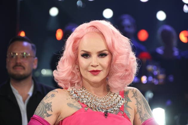 Belle la Donna, Sängerin und Burlesque-Tänzerin, zu Gast in der NDR Talk Show am 21.8.2026 im 3. Programm des NDR Fernsehen, Fototermin vor der Aufzeichnung am 1.7.2026 im Fernsehstudio Hamburg Lokstedt *** Belle la Donna, singer and burlesque dancer, will be a guest on the NDR Talk Show on August 21, 2026, on Channel 3 of NDR Television; photo op before the taping on July 1, 2026, at the Hamburg Lokstedt television studio
