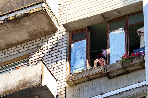 RECORD DATE NOT STATED A local resident smokes a cigarette on the balcony of her apartment in a multi-storey residential building damaged in an overnight Russian attack on the capital, in Kyiv’s Solomianskyi district, Ukraine, on August 20, 2026. Eight people were killed in the district as a result of Russia’s overnight massive combined attack. At least 16 multi-storey residential buildings were damaged, including a nine-storey building whose upper floors were destroyed, as well as a school, a kindergarten and premises of a children’s hospital. State Emergency Service rescuers and municipal workers are dismantling hazardous structures and clearing debris at the impact sites. An emergency assistance centre has been set up for those affected (Photo by Pavlo Bahmut  Copyright: xPavloxBahmutx