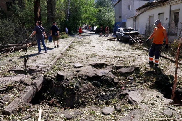RECORD DATE NOT STATED A crater caused by an explosion on a street in Kyiv’s Solomianskyi district following an overnight Russian attack on the capital, Ukraine, on August 20, 2026. Eight people were killed in the district as a result of Russia’s overnight massive combined attack. At least 16 multi-storey residential buildings were damaged, including a nine-storey building whose upper floors were destroyed, as well as a school, a kindergarten and premises of a children’s hospital. State Emergency Service rescuers and municipal workers are dismantling hazardous structures and clearing debris at the impact sites. An emergency assistance centre has been set up for those affected (Photo by Pavlo Bahmut Ukrinform) Aftermath of Russian strike in Solomianskyi district o  Copyright: xPavloxBahmutx