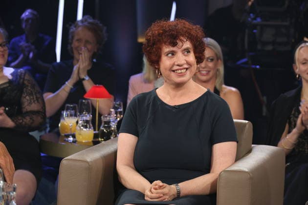 Eva Decker, Historikerin, zu Gast in der NDR Talk Show am 21.8.2026 im 3. Programm des NDR Fernsehen, Fototermin vor der Aufzeichnung am 1.7.2026 im Fernsehstudio Hamburg Lokstedt *** Eva Decker, historian, appeared as a guest on the NDR Talk Show on August 21, 2026, on NDR Television’s Channel 3; photo op before the taping on July 1, 2026, at the Hamburg Lokstedt television studio