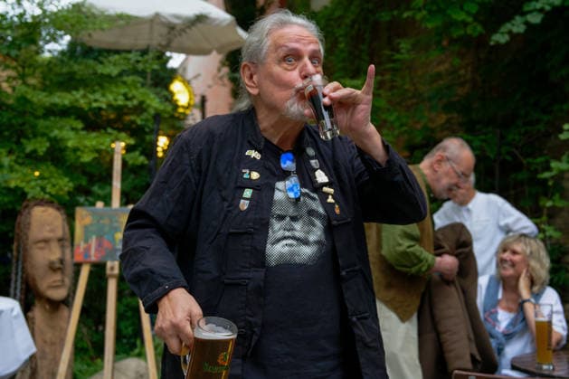 Kunst Kultur Malerei Auktion 21.08.2026 Potsdam Landeshauptstadt Brandenburg Cafe Matschke Am Neuen Garten das Vintage-CafÃ Ausstellungen und Lesungen Galerie Cafe Schauspieler Jörg Schüttauf Schauspieler für Film, Fernsehen und Theater Versteigert Bilder des 1998 verstorbenen Potsdamer Künstlers Stefan Eisermann Foto Eberhard Thonfeld Potsdam Brandenurg GER *** Art, Culture, Painting, Auction, August 21, 2026, Potsdam, Capital of Brandenburg, Café Matschke, Am Neuen Garten, the vintage café, exhibitions and readings, gallery café, actor Jörg Schüttauf, actor for film, television, and theater. Paintings by Potsdam artist Stefan Eisermann, who died in 1998, are being auctioned. Photo: Eberhard Thonfeld, Potsdam, Brandenburg, GER