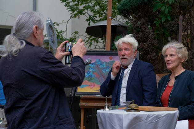 Kunst Kultur Malerei Auktion 21.08.2026 Potsdam Landeshauptstadt Brandenburg Cafe Matschke Am Neuen Garten das Vintage-CafÃ Ausstellungen und Lesungen Galerie Cafe Schauspieler Jörg Schüttauf Schauspieler für Film, Fernsehen und Theater Versteigert Bilder des 1998 verstorbenen Potsdamer Künstlers Stefan Eisermann Foto Eberhard Thonfeld Potsdam Brandenurg GER *** Art, Culture, Painting, Auction, August 21, 2026, Potsdam, Capital of Brandenburg, Café Matschke, Am Neuen Garten, the vintage café, exhibitions and readings, gallery café, actor Jörg Schüttauf, actor for film, television, and theater. Paintings by Potsdam artist Stefan Eisermann, who died in 1998, are being auctioned. Photo: Eberhard Thonfeld, Potsdam, Brandenburg, GER