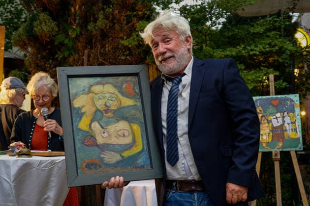 Kunst Kultur Malerei Auktion 21.08.2026 Potsdam Landeshauptstadt Brandenburg Cafe Matschke Am Neuen Garten das Vintage-CafÃ Ausstellungen und Lesungen Galerie Cafe Schauspieler Jörg Schüttauf Schauspieler für Film, Fernsehen und Theater Versteigert Bilder des 1998 verstorbenen Potsdamer Künstlers Stefan Eisermann Foto Eberhard Thonfeld Potsdam Brandenurg GER *** Art, Culture, Painting, Auction, August 21, 2026, Potsdam, Capital of Brandenburg, Café Matschke, Am Neuen Garten, the vintage café, exhibitions and readings, gallery café, actor Jörg Schüttauf, actor for film, television, and theater. Paintings by Potsdam artist Stefan Eisermann, who died in 1998, are being auctioned. Photo: Eberhard Thonfeld, Potsdam, Brandenburg, GER