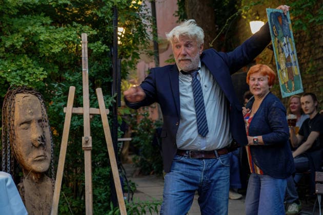 Kunst Kultur Malerei Auktion 21.08.2026 Potsdam Landeshauptstadt Brandenburg Cafe Matschke Am Neuen Garten das Vintage-CafÃ Ausstellungen und Lesungen Galerie Cafe Schauspieler Jörg Schüttauf Schauspieler für Film, Fernsehen und Theater Versteigert Bilder des 1998 verstorbenen Potsdamer Künstlers Stefan Eisermann Foto Eberhard Thonfeld Potsdam Brandenurg GER *** Art, Culture, Painting, Auction, August 21, 2026, Potsdam, Capital of Brandenburg, Café Matschke, Am Neuen Garten, the vintage café, exhibitions and readings, gallery café, actor Jörg Schüttauf, actor for film, television, and theater. Paintings by Potsdam artist Stefan Eisermann, who died in 1998, are being auctioned. Photo: Eberhard Thonfeld, Potsdam, Brandenburg, GER