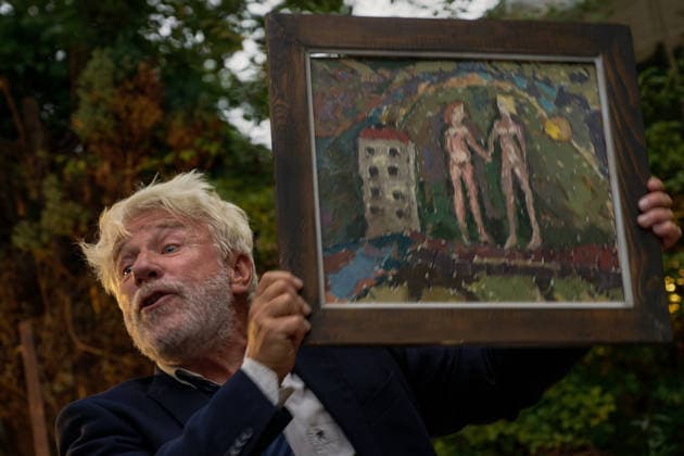 Kunst Kultur Malerei Auktion 21.08.2026 Potsdam Landeshauptstadt Brandenburg Cafe Matschke Am Neuen Garten das Vintage-CafÃ Ausstellungen und Lesungen Galerie Cafe Schauspieler Jörg Schüttauf Schauspieler für Film, Fernsehen und Theater Versteigert Bilder des 1998 verstorbenen Potsdamer Künstlers Stefan Eisermann Foto Eberhard Thonfeld Potsdam Brandenurg GER *** Art, Culture, Painting, Auction, August 21, 2026, Potsdam, Capital of Brandenburg, Café Matschke, Am Neuen Garten, the vintage café, exhibitions and readings, gallery café, actor Jörg Schüttauf, actor for film, television, and theater. Paintings by Potsdam artist Stefan Eisermann, who died in 1998, are being auctioned. Photo: Eberhard Thonfeld, Potsdam, Brandenburg, GER