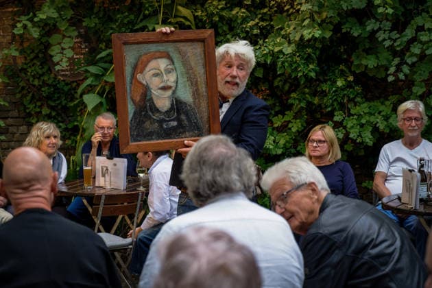 Kunst Kultur Malerei Auktion 21.08.2026 Potsdam Landeshauptstadt Brandenburg Cafe Matschke Am Neuen Garten das Vintage-CafÃ Ausstellungen und Lesungen Galerie Cafe Schauspieler Jörg Schüttauf Schauspieler für Film, Fernsehen und Theater Versteigert Bilder des 1998 verstorbenen Potsdamer Künstlers Stefan Eisermann Foto Eberhard Thonfeld Potsdam Brandenurg GER *** Art, Culture, Painting, Auction, August 21, 2026, Potsdam, Capital of Brandenburg, Café Matschke, Am Neuen Garten, the vintage café, exhibitions and readings, gallery café, actor Jörg Schüttauf, actor for film, television, and theater. Paintings by Potsdam artist Stefan Eisermann, who died in 1998, are being auctioned. Photo: Eberhard Thonfeld, Potsdam, Brandenburg, GER