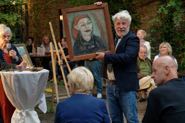 Kunst Kultur Malerei Auktion 21.08.2026 Potsdam Landeshauptstadt Brandenburg Cafe Matschke Am Neuen Garten das Vintage-CafÃ Ausstellungen und Lesungen Galerie Cafe Schauspieler Jörg Schüttauf Schauspieler für Film, Fernsehen und Theater Versteigert Bilder des 1998 verstorbenen Potsdamer Künstlers Stefan Eisermann Foto Eberhard Thonfeld Potsdam Brandenurg GER *** Art, Culture, Painting, Auction, August 21, 2026, Potsdam, Capital of Brandenburg, Café Matschke, Am Neuen Garten, the vintage café, exhibitions and readings, gallery café, actor Jörg Schüttauf, actor for film, television, and theater. Paintings by Potsdam artist Stefan Eisermann, who died in 1998, are being auctioned. Photo: Eberhard Thonfeld, Potsdam, Brandenburg, GER