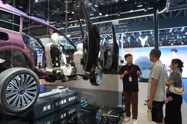 (260822) -- BEIJING, Aug. 22, 2026 -- A staff member introduces a vehicle to visitors at the Chengdu Motor Show 2026 in Chengdu, southwest China s Sichuan Province, Aug. 21, 2026. The Chengdu Motor Show 2026 kicked off at Western China International Expo City in Chengdu on Friday. The show features around 1,600 vehicles from nearly 120 domestic and international brands and runs until Aug. 30. ) XINHUA PHOTOS OF THE DAY XuxBingjie 