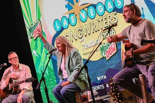 Las Vegas Songwriters Festival 2026 - Day 2 Liz Rose, Phil Barton and Paul Jenkins perform during the Las Vegas Songwriters Festival 2026 - Day 2 at Mandalay Bay Resort & Casino. 21 Aug 2026 Pictured: (L-R) Paul Jenkins, Liz Rose and Phil Barton.  Copyright: xThexMegaxAgencyxMBS MEGAx