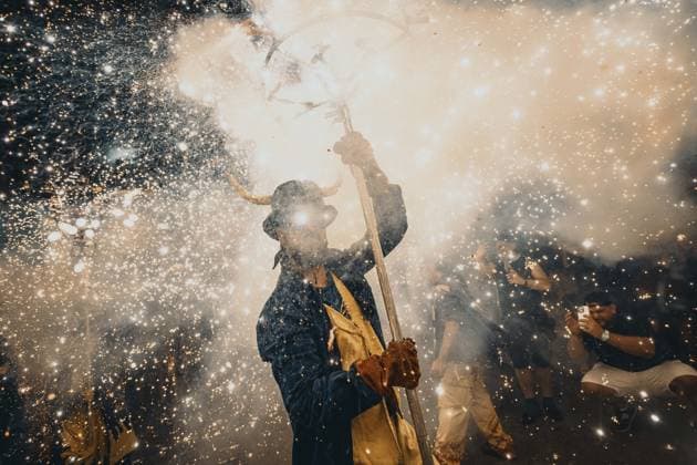 August 21, 2026, Barcelona, Catalonia, Spain: Fire runners in devil costumes charge through showers of sparks to the beat of drums during the traditional Ã¢â‚¬ËœCorrefocsÃ¢â‚¬â ¢ at BarcelonaÃ¢â‚¬â ¢s iconic Festa Major de Gracia. Barcelona Spain  - ZUMAo105 20260821_fap_o105_002 Copyright: xMatthiasxOesterlex
