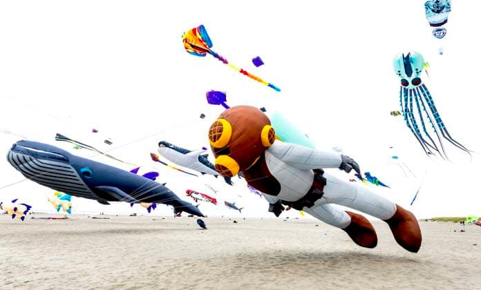 August 21,, 2026 - Long Beach, Washington , USA: The Washington State International Kite Festival is a week-long celebration of kites and kite flying. Held annually during the third full week of August, the prevailing winds off the Pacific Ocean usually provide ample lift for the outsized kites. Long Beach USA  - ZUMAce6_ 20260821_zaf_ce6_014 Copyright: xBrianxCahnx