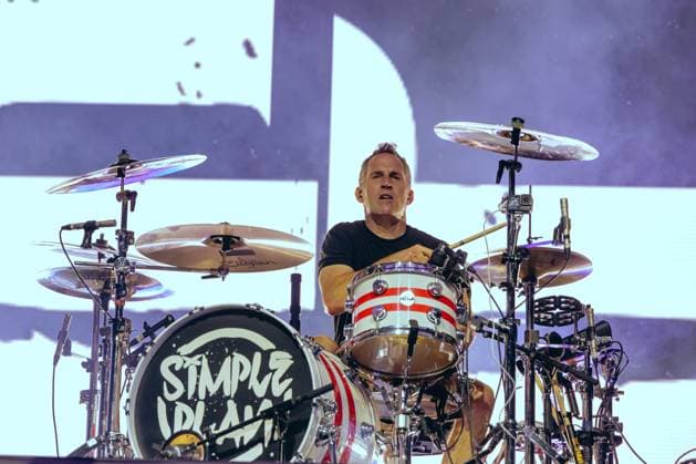 RECORD DATE NOT STATED Simple Plan brought their Bigger Than You Think tour to SummerStage this Wednesday for a special benefit concert in New York City, joined by 3OH!3 and Bowling for Soup. (New) Simple Plan brought their Bigger Than You Think tour to SummerStage this Wednesday for a special benefit concert in New York City, joined by 3OH!3 and Bowling for Soup. The night featured Pierre Bouvier, Chuck Comeau, Sebastien Lefebvre, and Chady Awad of Simple Plan; Sean Foreman and Nathaniel Motte of 3OH!3; and Jaret Reddick, Chris Burney, Gary Wiseman, and Rob Felicetti of Bowling for Soup. A night of pop-punk, nostalgia, and live music in the heart of New York City Credit: Anthony Oliveira TheNews2(Foto: Anthony Oliveira Thenews2 imago images) Simple P  Copyright: xAnthonyxOliveirax
