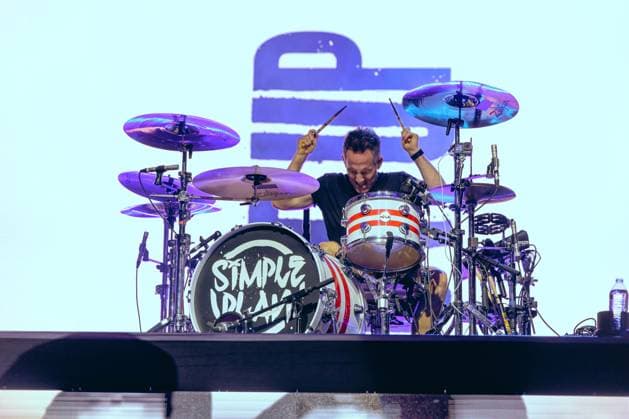 RECORD DATE NOT STATED Simple Plan brought their Bigger Than You Think tour to SummerStage this Wednesday for a special benefit concert in New York City, joined by 3OH!3 and Bowling for Soup. (New) Simple Plan brought their Bigger Than You Think tour to SummerStage this Wednesday for a special benefit concert in New York City, joined by 3OH!3 and Bowling for Soup. The night featured Pierre Bouvier, Chuck Comeau, Sebastien Lefebvre, and Chady Awad of Simple Plan; Sean Foreman and Nathaniel Motte of 3OH!3; and Jaret Reddick, Chris Burney, Gary Wiseman, and Rob Felicetti of Bowling for Soup. A night of pop-punk, nostalgia, and live music in the heart of New York City Credit: Anthony Oliveira TheNews2(Foto: Anthony Oliveira Thenews2 imago images) Simple P  Copyright: xAnthonyxOliveirax
