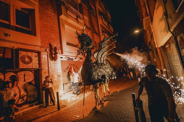 August 21, 2026, Barcelona, Catalonia, Spain: The Drac Capalla dÃ¢â‚¬â ¢Horta , a fire beast, sets of its flying sparks during the traditional Ã¢â‚¬ËœCorrefocÃ¢â‚¬â ¢ at the Festa Major de Gracia Barcelona Spain - ZUMAo105 20260821_fap_o105_022 Copyright: xMatthiasxOesterlex