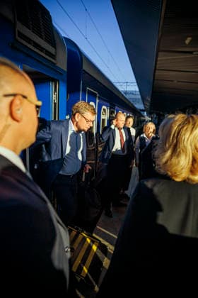 Johann Wadephul (CDU), Bundesaussenminister, wird bei seiner Ankunft am Bahnhof von Kyjiw vom deutschen Botschafter in der Ukraine, Boris Ruge, empfangen. Kyjiw, 22.08.2026. Fotografiert im Auftrag des Auswaertigen Amtes Kyjiw Ukraine *** Johann Wadephul (CDU), Federal Minister of Foreign Affairs, is greeted by Boris Ruge, the German Ambassador to Ukraine, upon his arrival at the Kyiv train station. Kyiv, August 22, 2026. Photographed on behalf of the Federal Foreign Office. Kyiv, Ukraine Copyright: xThomasxTrutschel AAx