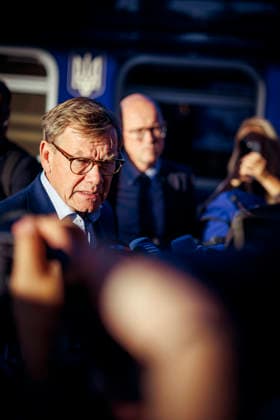 Johann Wadephul (CDU), Bundesaussenminister, wird bei seiner Ankunft am Bahnhof von Kyjiw vom deutschen Botschafter in der Ukraine, Boris Ruge, empfangen. Kyjiw, 22.08.2026. Fotografiert im Auftrag des Auswaertigen Amtes Kyjiw Ukraine *** Johann Wadephul (CDU), Federal Minister of Foreign Affairs, is greeted by Boris Ruge, the German Ambassador to Ukraine, upon his arrival at the Kyiv train station. Kyiv, August 22, 2026. Photographed on behalf of the Federal Foreign Office. Kyiv, Ukraine Copyright: xThomasxTrutschel AAx