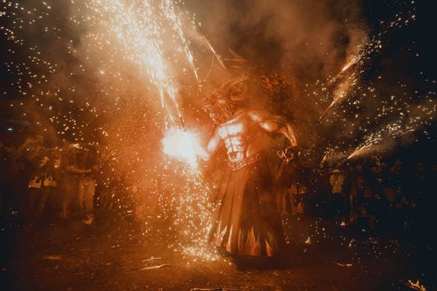 August 22, 2026, Barcelona, Catalonia, Spain: Atzeries , a fire beast, sets of its flying sparks during the traditional Ã¢â‚¬ËœCorrefocÃ¢â‚¬â ¢ at the Festa Major de Gracia Barcelona Spain - ZUMAo105 20260822_fap_o105_002 Copyright: xMatthiasxOesterlex