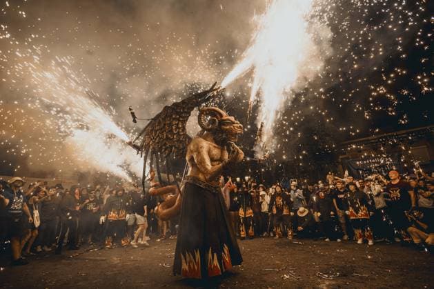 August 22, 2026, Barcelona, Catalonia, Spain: Atzeries , a fire beast, sets of its flying sparks during the traditional Ã¢â‚¬ËœCorrefocÃ¢â‚¬â ¢ at the Festa Major de Gracia Barcelona Spain - ZUMAo105 20260822_fap_o105_003 Copyright: xMatthiasxOesterlex