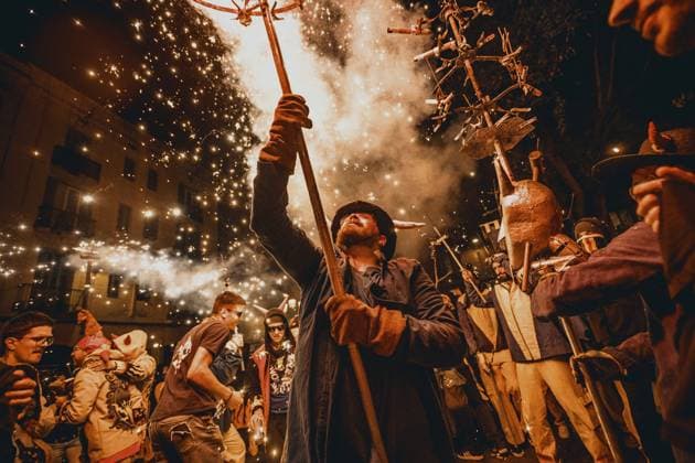 August 22, 2026, Barcelona, Catalonia, Spain: Fire runners in devil costumes charge through showers of sparks to the beat of drums during the traditional Ã¢â‚¬ËœCorrefocsÃ¢â‚¬â ¢ at BarcelonaÃ¢â‚¬â ¢s iconic Festa Major de Gracia. Barcelona Spain - ZUMAo105 20260822_fap_o105_007 Copyright: xMatthiasxOesterlex