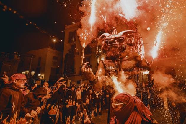 August 22, 2026, Barcelona, Catalonia, Spain: Atzeries , a fire beast, sets of its flying sparks during the traditional Ã¢â‚¬ËœCorrefocÃ¢â‚¬â ¢ at the Festa Major de Gracia Barcelona Spain - ZUMAo105 20260822_fap_o105_012 Copyright: xMatthiasxOesterlex