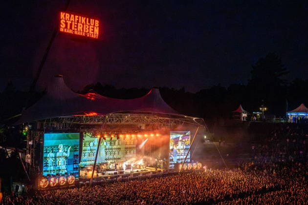 21.08.2026, Kraftklub, Sänger Felix Brummer, im Konzert live in der Wuhlheide in Berlin, Musik, Rock, bgl. Felix Kummer, Sterben-in-Karl-Marx-Stadt-Tour 2026, Übersicht, Totale, Berlin Deutschland, Germany *** August 21, 2026, Kraftklub, singer Felix Brummer, live in concert at Wuhlheide in Berlin, music, rock, bgl Felix Kummer, Dying in Karl Marx Stadt Tour 2026, overview, wide shot, Berlin, Germany