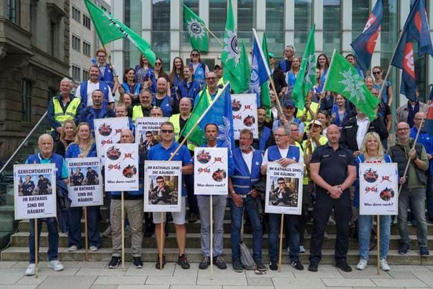 CNTV POLIZEIDEMO- Polizisten und Angestellte der Polizei demonstrieren Ca.100 Teilnehmer haben mit Schilder Bilder mit dem Finanzsenator Dressel als Raeuber Fahnen am Hamburger Adolfsplatz gegen die Sparmassnahmen Kuerzungen und Abschaffung einiger Dienststellen demonstriert am 21.AUGUST2026 in Hamburg Hamburg Deutschland *** CNTV POLICE PROTEST Police officers and police employees protest. Approximately 100 participants demonstrated at Hamburg s Adolfsplatz on August 21, 2026, carrying signs and banners depicting Finance Senator Dressel as a robber, to protest the austerity measures, budget cuts, and the closure of some police stations in Hamburg, Hamburg, Germany