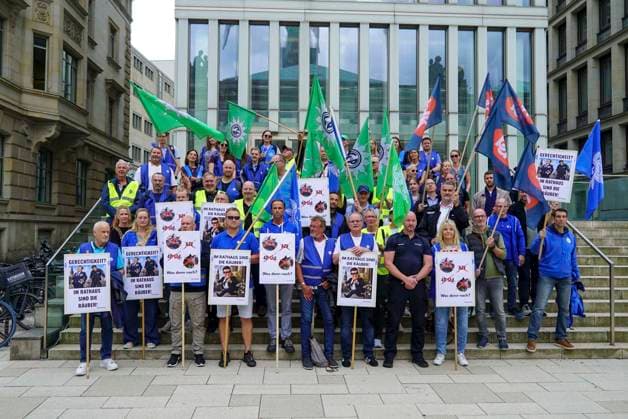 CNTV POLIZEIDEMO- Polizisten und Angestellte der Polizei demonstrieren Ca.100 Teilnehmer haben mit Schilder Bilder mit dem Finanzsenator Dressel als Raeuber Fahnen am Hamburger Adolfsplatz gegen die Sparmassnahmen Kuerzungen und Abschaffung einiger Dienststellen demonstriert am 21.AUGUST2026 in Hamburg Hamburg Deutschland *** CNTV POLICE PROTEST Police officers and police employees protest. Approximately 100 participants demonstrated at Hamburg’s Adolfsplatz on August 21, 2026, carrying signs depicting Finance Senator Dressel as a robber and waving flags to protest austerity measures, budget cuts, and the closure of some police stations in Hamburg, Hamburg, Germany