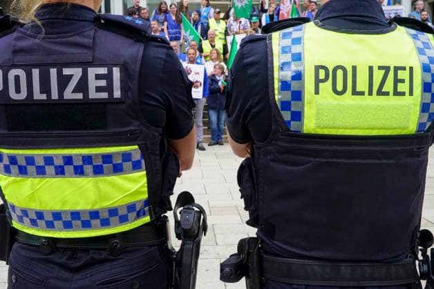 CNTV POLIZEIDEMO- Polizisten und Angestellte der Polizei mit Westen Aufschrift POLIZEI demonstrieren Ca.100 Teilnehmer am Hamburger Adolfsplatz gegen die Sparmassnahmen Kuerzungen und Abschaffung einiger Dienststellen demonstriert am 21.AUGUST2026 in Hamburg Hamburg Deutschland *** CNTV POLICE PROTEST: Police officers and police employees wearing vests with POLIZEI printed on them demonstrate. Approximately 100 participants gathered at Hamburg’s Adolfsplatz to protest austerity measures, budget cuts, and the closure of some police stations on August 21, 2026, in Hamburg, Germany.