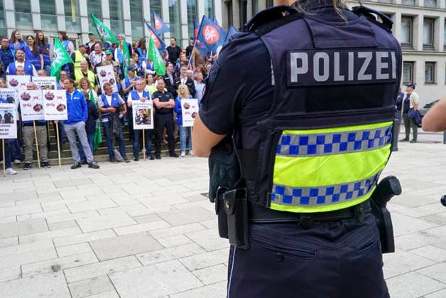 CNTV POLIZEIDEMO- Polizisten und Angestellte der Polizei mit Westen Aufschrift POLIZEI demonstrieren Ca.100 Teilnehmer am Hamburger Adolfsplatz gegen die Sparmassnahmen Kuerzungen und Abschaffung einiger Dienststellen demonstriert am 21.AUGUST2026 in Hamburg Hamburg Deutschland *** CNTV POLICE PROTEST: Police officers and police employees wearing vests with the word POLIZEI protest. Approximately 100 participants gathered at Hamburg s Adolfsplatz on August 21, 2026, to demonstrate against austerity measures, budget cuts, and the closure of some police stations in Hamburg, Germany.