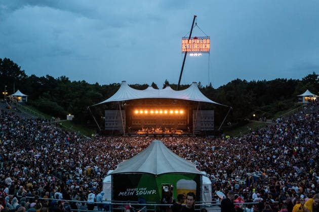 21.08.2026, Kraftklub, Sänger Felix Brummer, im Konzert live in der Wuhlheide in Berlin, Musik, Rock, bgl. Felix Kummer, Sterben-in-Karl-Marx-Stadt-Tour 2026, Übersicht, Totale, Berlin Deutschland, Germany *** August 21, 2026, Kraftklub, singer Felix Brummer, live in concert at Wuhlheide in Berlin, music, rock, bgl Felix Kummer, Sterben in Karl Marx Stadt Tour 2026, overview, wide shot, Berlin, Germany