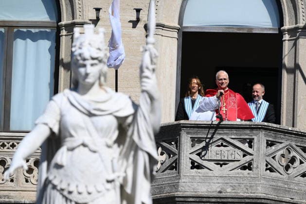 August 22, 2026, San Marino: Pope Leo XIV with Captains Regent of San Marino, Alice Mina and Vladimiro Selva greet the faithful from the balcony of the Pubblico Palace in San Marino, 22 August 2026. ANSA ETTORE FERRARI San Marino  - ZUMAa110 20260822_zaf_a110_014 Copyright: xEttorexFerrarix