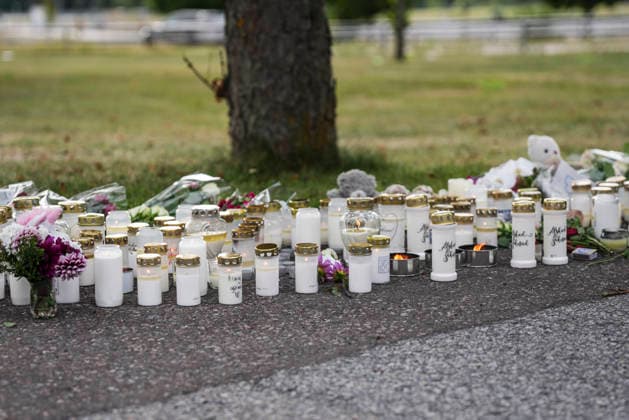 FAGERSTA, SVERIGE 20260822 Fagerstabor lämnar blommor och ljus utanför Brinellskolan dagen efter att en 17-arig flicka dödats och flera andra skadats pa skolan av en man med svärd. FAGERSTA SVERIGE x10658x *** FAGERSTA, SWEDEN 20260822 Residents of Fagersta leave flowers and candles outside Brinell School the day after a 17-year-old girl was killed and several others were injured at the school by a man wielding a sword FAGERSTA SWEDEN x10658x  Copyright: xMagnusxLejhall TTx SKOLDAD FAGERSTA MUpbsaJUZQY