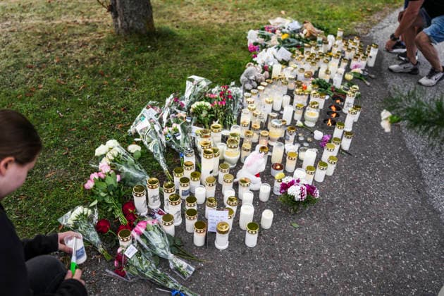 FAGERSTA, SVERIGE 20260822 Fagerstabor lämnar blommor och ljus utanför Brinellskolan dagen efter att en 17-arig flicka dödats och flera andra skadats pa skolan av en man med svärd. FAGERSTA SVERIGE x10658x *** FAGERSTA, SWEDEN 20260822 Residents of Fagersta leave flowers and candles outside Brinell School the day after a 17-year-old girl was killed and several others were injured at the school by a man wielding a sword FAGERSTA SWEDEN x10658x  Copyright: xMagnusxLejhall TTx SKOLDAD FAGERSTA fGw-urlmhkQ