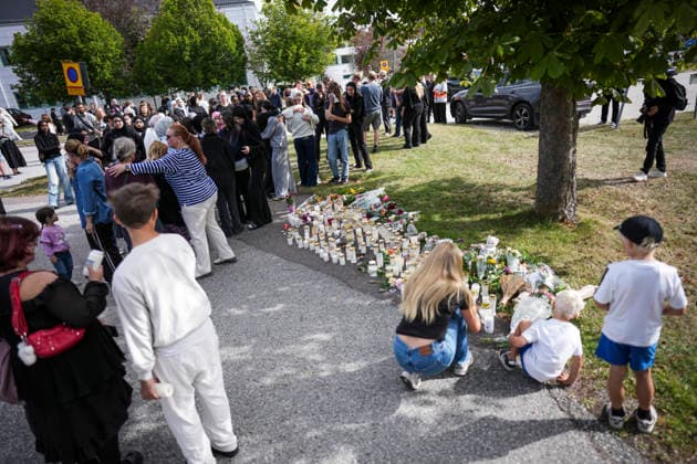 FAGERSTA, SVERIGE 20260822 Fagerstabor lämnar blommor och ljus utanför Brinellskolan dagen efter att en 17-arig flicka dödats och flera andra skadats pa skolan av en man med svärd. FAGERSTA SVERIGE x10658x *** FAGERSTA, SWEDEN 20260822 Residents of Fagersta leave flowers and candles outside Brinell School the day after a 17-year-old girl was killed and several others were injured at the school by a man wielding a sword FAGERSTA SWEDEN x10658x  Copyright: xMagnusxLejhall TTx SKOLDAD FAGERSTA FhPSEqX2Bms