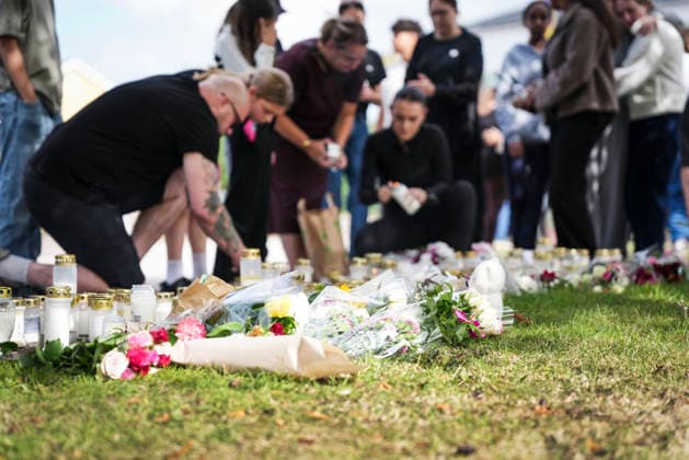 FAGERSTA, SVERIGE 20260822 Fagerstabor lämnar blommor och ljus utanför Brinellskolan dagen efter att en 17-arig flicka dödats och flera andra skadats pa skolan av en man med svärd. FAGERSTA SVERIGE x10658x *** FAGERSTA, SWEDEN 20260822 Residents of Fagersta leave flowers and candles outside Brinell School the day after a 17-year-old girl was killed and several others were injured at the school by a man wielding a sword FAGERSTA SWEDEN x10658x  Copyright: xMagnusxLejhall TTx SKOLDAD FAGERSTA pzK7KLrMxQs
