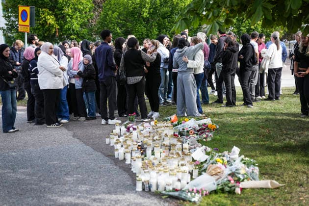 FAGERSTA, SVERIGE 20260822 Fagerstabor lämnar blommor och ljus utanför Brinellskolan dagen efter att en 17-arig flicka dödats och flera andra skadats pa skolan av en man med svärd. FAGERSTA SVERIGE x10658x *** FAGERSTA, SWEDEN 20260822 Residents of Fagersta leave flowers and candles outside Brinell School the day after a 17-year-old girl was killed and several others were injured at the school by a man wielding a sword FAGERSTA SWEDEN x10658x  Copyright: xMagnusxLejhall TTx SKOLDAD FAGERSTA MhHxwJE1RuA