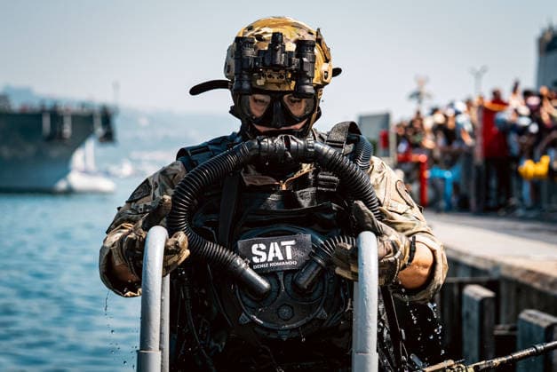 TEKNOFEST Blue Homeland KOCAELI, TURKIYE - AUGUST 22: Underwater Assault (SAT) and Underwater Defense Group (SAS) Commands perform demonstrations as TEKNOFEST Blue Homeland continues at the Golcuk Naval Shipyard Command in Kocaeli, Turkiye, on August 22, 2026. Organized under the main leadership of the Turkish National Defense Ministry and the Turkish Technology Team Foundation (T3 Foundation), with Anadolu as the Global Communication Partner, the event showcases Turkiye s maritime power, defense capabilities, and indigenous technologies. Gathering technology and defense industry enthusiasts around a maritime focus, the festival will welcome visitors through August 23. Betul Abali Anadolu Kocaeli Turkey. Editorial use only. Please get in  Copyright: x2026xAnadoluxBetulxAbalix
