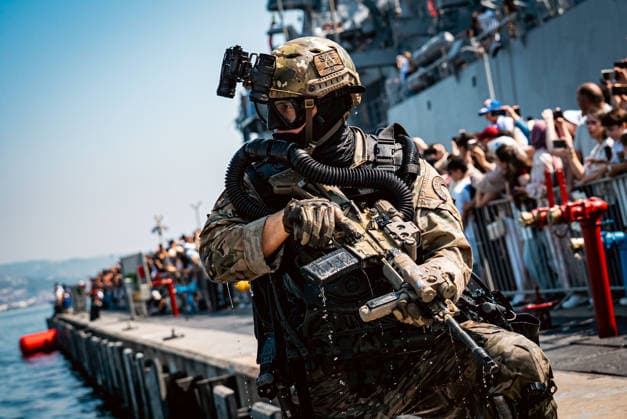 TEKNOFEST Blue Homeland KOCAELI, TURKIYE - AUGUST 22: Underwater Assault (SAT) and Underwater Defense Group (SAS) Commands perform demonstrations as TEKNOFEST Blue Homeland continues at the Golcuk Naval Shipyard Command in Kocaeli, Turkiye, on August 22, 2026. Organized under the main leadership of the Turkish National Defense Ministry and the Turkish Technology Team Foundation (T3 Foundation), with Anadolu as the Global Communication Partner, the event showcases Turkiye s maritime power, defense capabilities, and indigenous technologies. Gathering technology and defense industry enthusiasts around a maritime focus, the festival will welcome visitors through August 23. Betul Abali Anadolu Kocaeli Turkey. Editorial use only. Please get in  Copyright: x2026xAnadoluxBetulxAbalix
