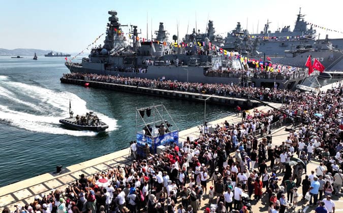 TEKNOFEST Blue Homeland KOCAELI, TURKIYE - AUGUST 22: Large crowds visit drone carrier-amphibious assault ship TCG Anadolu, landing ship tank TCG Sancaktar, and unmanned combat aerial vehicles Bayraktar TB2 and TB3 on display within TEKNOFEST Blue Homeland at the Golcuk Naval Shipyard Command in Kocaeli, Turkiye, on August 22, 2026. Organized under the main leadership of the Turkish National Defense Ministry and the Turkish Technology Team Foundation (T3 Foundation), with Anadolu as the Global Communication Partner, the event showcases Turkiye s maritime power, defense capabilities, and indigenous technologies. Gathering technology and defense industry enthusiasts around a maritime focus, the festival will welcome visitors through August 23  Copyright: x2026xAnadoluxAlixAtmacax