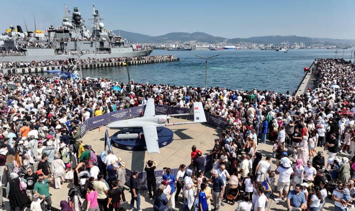 TEKNOFEST Blue Homeland KOCAELI, TURKIYE - AUGUST 22: Large crowds visit drone carrier-amphibious assault ship TCG Anadolu, landing ship tank TCG Sancaktar, and unmanned combat aerial vehicles Bayraktar TB2 and TB3 on display within TEKNOFEST Blue Homeland at the Golcuk Naval Shipyard Command in Kocaeli, Turkiye, on August 22, 2026. Organized under the main leadership of the Turkish National Defense Ministry and the Turkish Technology Team Foundation (T3 Foundation), with Anadolu as the Global Communication Partner, the event showcases Turkiye s maritime power, defense capabilities, and indigenous technologies. Gathering technology and defense industry enthusiasts around a maritime focus, the festival will welcome visitors through August 23  Copyright: x2026xAnadoluxAlixAtmacax