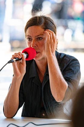 NEWS : AMFIS - La France Insoumise - Chateauneuf-sur-Isere - 22 08 2026 Anna Mouglalis dÃ clare qu elle a signÃ une tribune contre l emprise de Vincent BollorÃ durant le festival de Cannes lors d un entretien avec Sarah Legrain durant un entretien des AMFIS 2026, universitÃ d Ã tÃ de la France Insoumise, Ã ChÃ¢teauneuf-sur-Isere le 22 08 2026. Photo Sandrine Thesillat PsNewZ  Copyright: xSandrinexThesillatx
