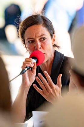 NEWS : AMFIS - La France Insoumise - Chateauneuf-sur-Isere - 22 08 2026 Anna Mouglalis Ã voque l emprise de Vincent BollorÃ sur les mÃ dias lors d un entretien avec SArah Legrain lors des AMFIS 2026, universitÃ d Ã tÃ de la France Insoumise, Ã ChÃ¢teauneuf-sur-Isere le 22 08 2026. Photo Sandrine Thesillat PsNewZ  Copyright: xSandrinexThesillatx