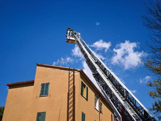 RECORD DATE NOT STATED IPA87686806 - Perugia: An explosion occurred in a four-story building at 2 Via Giambattista Vico in Perugia. A gas leak is suspected. Two people are reported to be in serious condition.  Copyright: xx xx 87686806