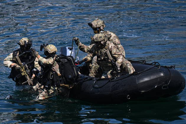 TEKNOFEST Blue Homeland KOCAELI, TURKIYE - AUGUST 22: Underwater Offstage (SAT) and Underwater Defense (SAS) commandos of the Turkish Naval Forces perform military demonstrations during the TEKNOFEST Blue Homeland at the Golcuk Naval Shipyard Command in Kocaeli, Turkiye, on August 22, 2026. Organized under the main leadership of the Turkish National Defense Ministry and the Turkish Technology Team Foundation (T3 Foundation), with Anadolu as the Global Communication Partner, the event showcases Turkiye s maritime power, defense capabilities, and indigenous technologies. Gathering technology and defense industry enthusiasts around a maritime focus, the festival will welcome visitors through August 23. Akin Celiktas Anadolu Kocaeli Turkey. E  Copyright: x2026xAnadoluxAkinxCeliktasx