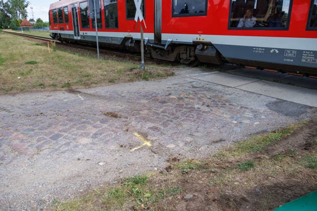 22.08.2026 - Zugunfall in Eggesin in der Wiesenstraße. An einem unbeschrankten Bahnübergang stieß eine Regionalbahn der Linie RE4 mit einem Auto zusammen Eggesin Mecklenburg-Vorpommern Deutschland *** August 22, 2026: Train accident in Eggesin on Wiesenstraße. A regional train on the RE4 line collided with a car at an unguarded railroad crossing. Eggesin, Mecklenburg-Western Pomerania, Germany