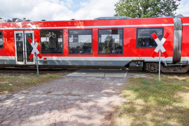 22.08.2026 - Zugunfall in Eggesin in der Wiesenstraße. An einem unbeschrankten Bahnübergang stieß eine Regionalbahn der Linie RE4 mit einem Auto zusammen Eggesin Mecklenburg-Vorpommern Deutschland *** August 22, 2026: Train accident in Eggesin on Wiesenstraße. A regional train on the RE4 line collided with a car at an unguarded railroad crossing. Eggesin, Mecklenburg-Western Pomerania, Germany