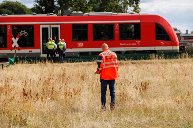 22.08.2026 - Zugunfall in Eggesin in der Wiesenstraße. An einem unbeschrankten Bahnübergang stieß eine Regionalbahn der Linie RE4 mit einem Auto zusammen Eggesin Mecklenburg-Vorpommern Deutschland *** August 22, 2026: Train accident in Eggesin on Wiesenstraße. A regional train on the RE4 line collided with a car at an unguarded railroad crossing. Eggesin, Mecklenburg-Western Pomerania, Germany