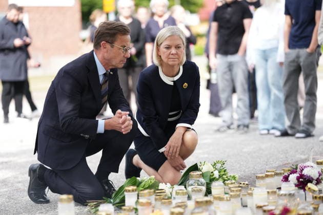 FAGERSTA, SVERIGE 20260822 Statsminister Ulf Kristersson (M) och socialdemokraternas partiledare Magdalena Andersson besöker minnesplatsen i Fagersta dagen efter att en 17-arig flicka dödats och flera andra skadats av en man med svärd i Brinellskolan. FAGERSTA SVERIGE x10658x *** FAGERSTA, SWEDEN 20260822 Prime Minister Ulf Kristersson (M) and Social Democratic Party leader Magdalena Andersson visit the memorial site in Fagersta the day after a 17-year-old girl was killed and several others were injured by a man wielding a sword in BrinellskFAGERSTA SWEDEN x10658x  Copyright: xMagnusxLejhall TTx SKOLDAD FAGERSTA hx0mysO6DSU