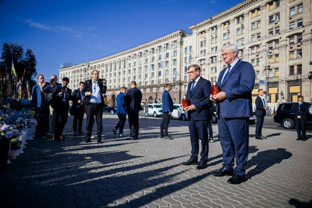 Johann Wadephul (CDU), Bundesaussenminister, besucht zusammen mit dem Aussenminister der Ukraine, Andrij Sybiha, den nationalen Gedenkort fuer gefallene Soldatinnen und Soldaten auf dem Unabhaengigkeitsplatz - Majdan Nesaleshnosti -. Kyjiw, 22.08.2026. Fotografiert im Auftrag des Auswaertigen Amtes Kyjiw Ukraine *** Johann Wadephul (CDU), Federal Minister of Foreign Affairs, visits the national memorial site for fallen soldiers on Independence Square (Maidan Nezalezhnosti) in Kyiv, together with Ukrainian Foreign Minister Andriy Sybiha, August 22, 2026. Photographed on behalf of the Federal Foreign Office, Kyiv, Ukraine Copyright: xThomasxTrutschel AAx